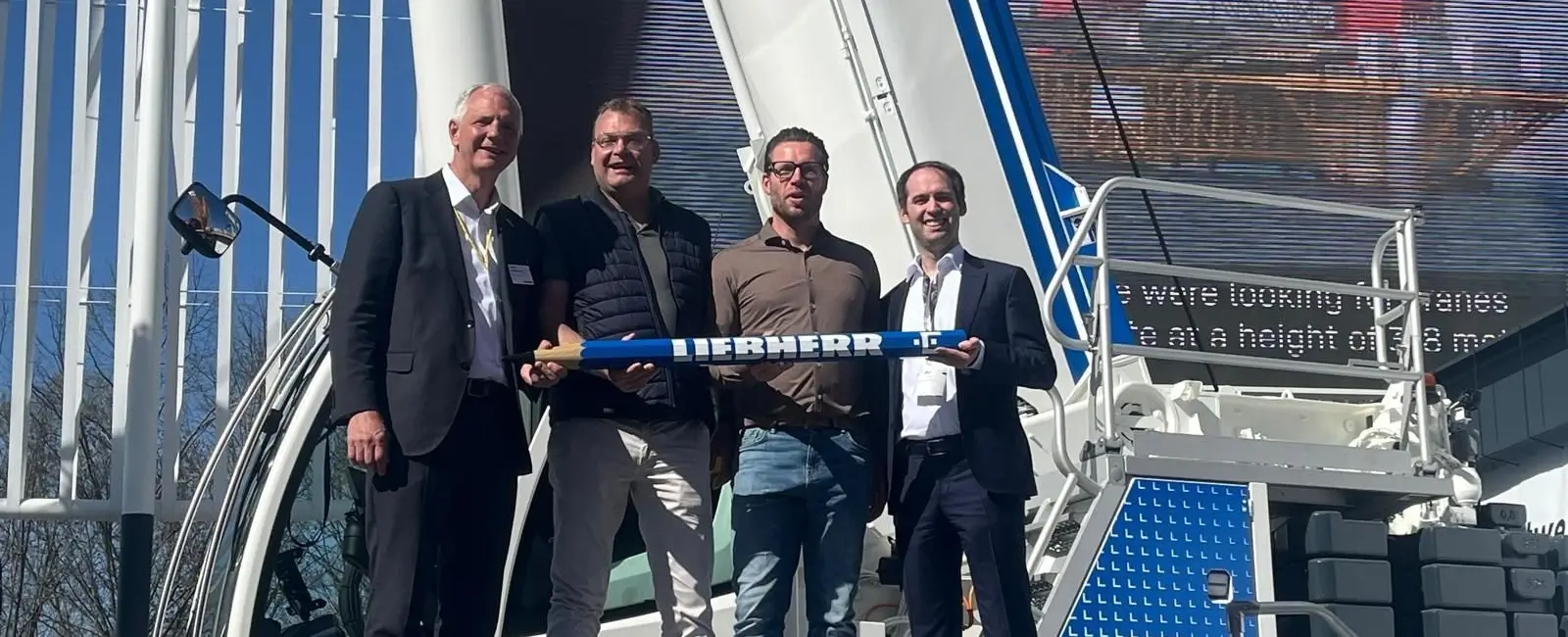 BKV_Afbeelding_Nieuwsbericht_2Liebherr_1600x650 Mannen die bij Lieberr de 2 kranen hebben gekocht.