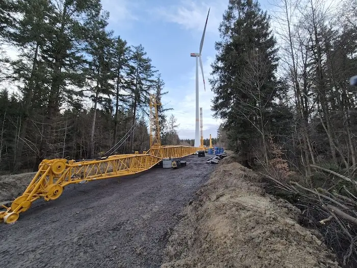 Foto van de mast bij het project in Doorewaard.