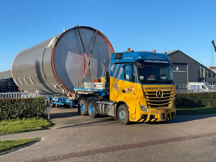 BKV_Afbeelding_Woudsend_Thumbnail_700x525 Grote tank boven op de vrachtwagen klaar voor transport.