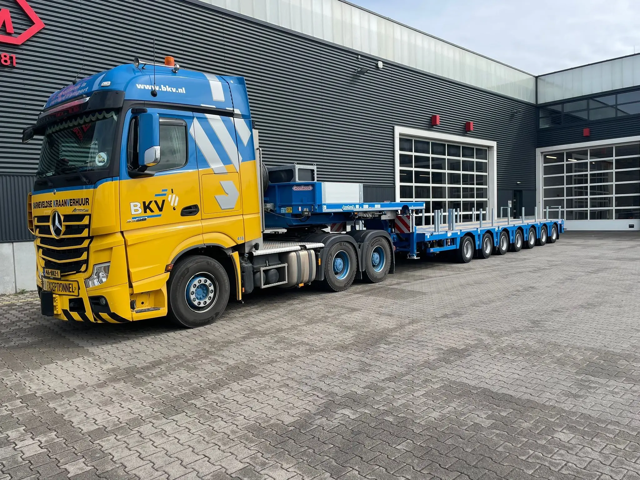 Zwaartransport vrachtwagen van BKV
