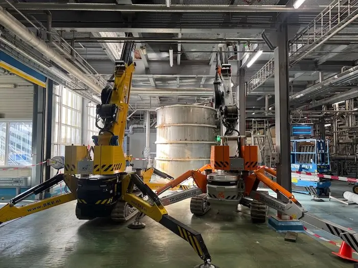 2 Elektrische kranen aan het hijsen een fabriek.
